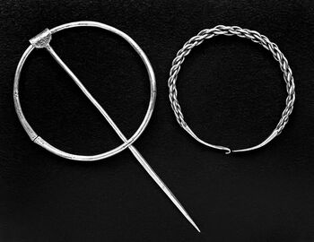 Ved hjelp av eksklusive gaver som&amp;#160;halsringer og kappespenner av sølv ble allianser skapt og vennskap opprettholdt i vikingtiden. Les mer om de vennlige vikingene .&amp;#160;Foto: Kulturhistorisk museum, UiO/ CC BY-SA 4.0
