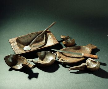 De gode bevaringsforholdene i Oseberg-graven har gitt oss et innblikk i vikingtidens kjøkken. Mange beholdere og redskaper var laget av tre. Les mer om husarbeidet i vikingtiden .&amp;#160;Foto: Eirik Irgens Johnsen/Kulturhistorisk museum, UiO/ CC BY-SA 4.0