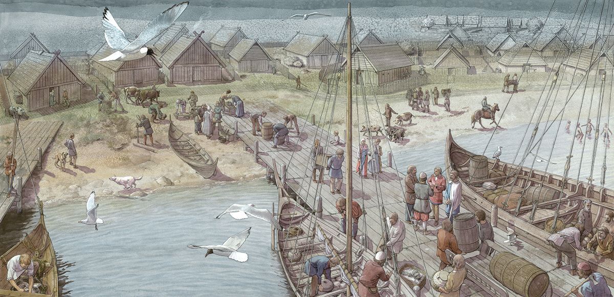 Tegnet illustrasjon av Kaupang. I forgrunn havn, med båter og last. I mellomgrunn strandlinje, og hus i bakgrunn