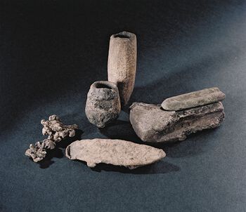 Redskaper og avfall fra smykkestøpernes verksted viser at byens håndverkere produserte motesmykker for kvinner, menn og hester. Her vises blybarre og blyklumper, messingbarre, støpeform i kleber og smeltedigler. Det er funnet gullrester i den ene smeltedigelen. Les mer om hva som foregikk i vikingtidsbyen Kaupang .&amp;#160;Foto: Eirik Irgens Johnsen/Kulturhistorisk museum, UiO/ CC BY-SA 4.0