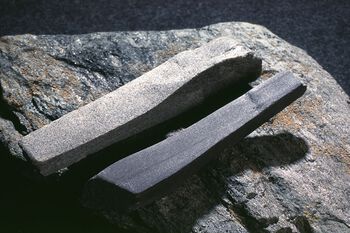 Dette er to brynesteiner,&amp;#160;den ene&amp;#160;fra Eidsborg i Telemark (den lyse) og den andre&amp;#160;fra vestkysten av Norge (den mørke). Disse har blitt laget av råmateriale hentet fra utmarka. Et slikt par av&amp;#160;brynesteiner blir gjerne funnet i en og samme grav.&amp;#160;Les mer om hvordan utmarksressurser ble fraktet og&amp;#160;brukt i vikingtiden . Foto: Eirik Irgens Johnsen/Kulturhistorisk museum, UiO/ CC BY-NC 3.0