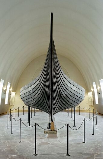 Gokstadskipet var et hurtig havgående skip med en lengde på 24 meter. Det kunne både seiles og ros. Les mer om&amp;#160; hvordan skandinavene med hjelp av slike skip reiste ut i verden .&amp;#160;Foto: Kulturhistorisk museum, UiO/ CC BY-SA 4.0
