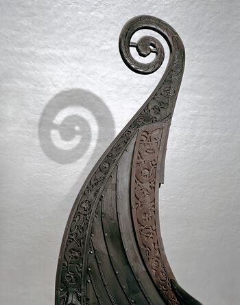 Stevnen på Oseberg-skipet ender i et ormehode og er skåret ut av svært dyktige treskjærere. Les mer om vikingenes vakre verden . Foto: Eirik Irgens Johnsen/Kulturhistorisk museum, UiO/ CC BY-NC-ND 3.0