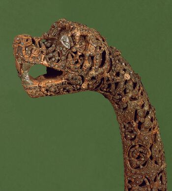 I Oseberg-graven er det funnet fem dyrehodestolper med detaljerte ut­skjæ­r­in­g­er i dyrestil. Denne, som ofte kalles den barokke dyrehodestolpen, er i tillegg pyntet med en rekke små metallbeslag. Les mer om vikingenes vakre verden .&amp;#160;Foto: Ove Holst/Kulturhistorisk museum, UiO/ CC BY-SA 4.0
