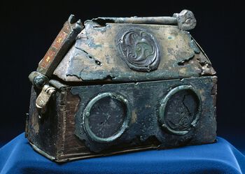 I en båtgrav fra gården Melhus i Overhalla i Nord-Trøndelag fra omkring år 800 er det funnet et relikvieskrin fra Irland. Skrinet stammer fra en kirke eller et kloster som kan ha blitt plyndret av vikinger. Kvinnen som ble gravlagt med skrinet, var neppe kristen. Les mer om religionsmøter i vikingtiden . Foto: Per E. Fredriksen/NTNU Vitenskapsmuseet/ CC BY 3.0