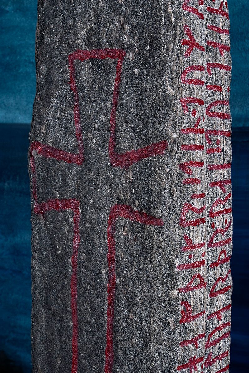 På Kuløy på Nordmøre er det funnet en runestein som beskriver kristningsprosessen. Inskripsjonen regnes som et propagandaskrift for kristendommen og sier: «Tolv vintre hadde kristendommen bedret [ting] i Norge […]». Steinen er datert til år 1034 på grunnlag av en årringsdatering av trebroen den sto rett ved. Foto: Åge Hojem/NTNU Viten­skaps­museet/CC BY 3.0