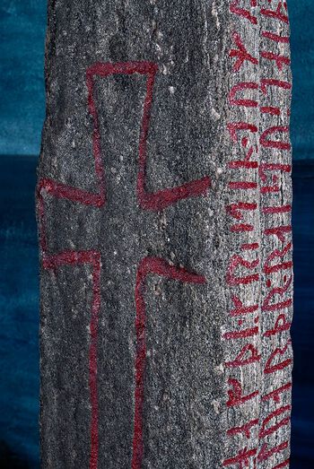 På Kuløy på Nordmøre er det funnet en runestein som beskriver kristningsprosessen. Inskripsjonen regnes som et propagandaskrift for kristendommen og sier: «Tolv vintre hadde kristendommen bedret [ting] i Norge […]». Steinen er datert til år 1034 på grunnlag av en årringsdatering av trebroen den sto rett ved. Les mer om kristningen av&amp;#160;Norge .&amp;#160;Foto: Åge Hojem/NTNU Vitenskapsmuseet/ CC BY 3.0