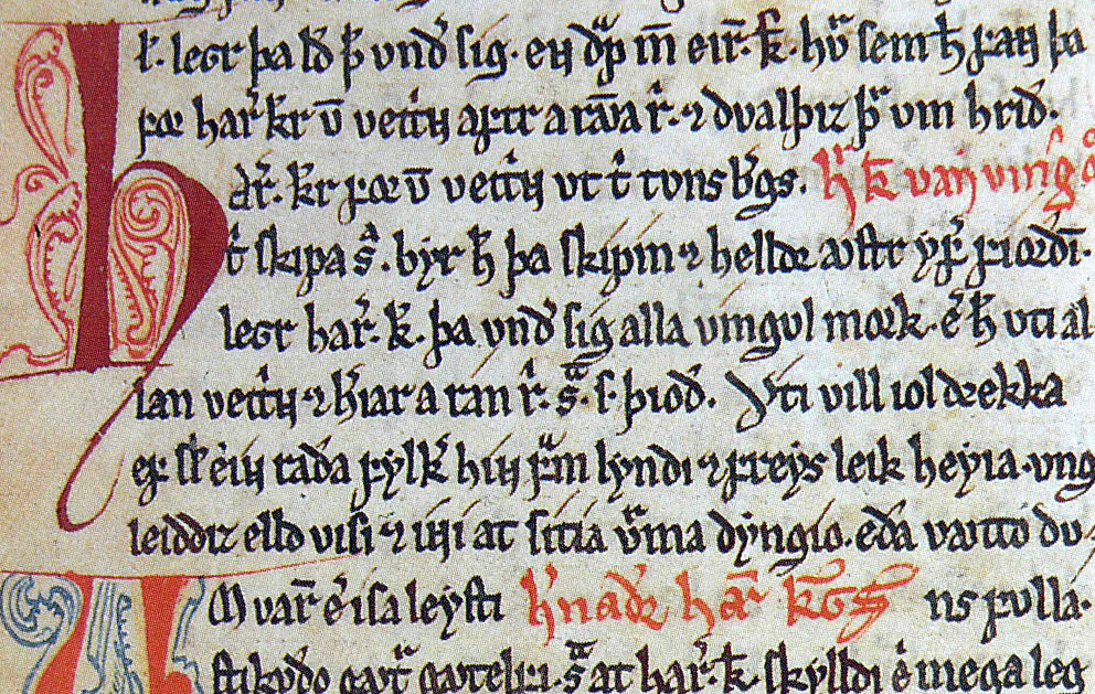 Detalj av Codex Frisianus fra 1325, den eneste bevarte versjon av Heimskringla fra middelalderen. Gotisk skrift. Bildet viser begynnelsen av kapittel 15: Sagaen om Harald Hårfagre.