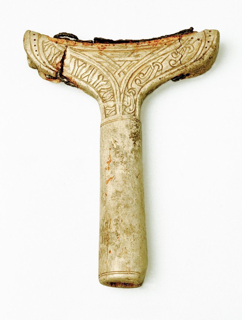 Bildet viser en hammer skåret av horn, ornamentert
