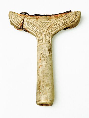 Dette er en&amp;#160;vietjere (runebommehammer)&amp;#160;som ble funnet i Rendalen. Ringerikestil ses til høyre, og ukjent dekor til venstre. Flettebåndorna­men­tik­k­ kan ses på andre siden. Hammeren viser både norrøn og samisk tilknytning.&amp;#160;Les mer om samisk førkristen religion .&amp;#160;Foto: Eirik Irgens Johnsen/Kulturhistorisk museum, UiO/ CC BY-SA 4.0