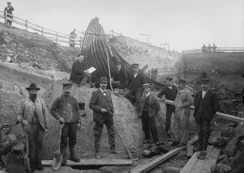 Oseberggrava frå 834 er den rikaste og mest spektakulære vikingtidsgrava som er funne i Noreg. Her ser vi arbeidslaget som stod for utgravinga i 1904 med leiaren professor Gabriel Gustavfson som nr. 3 nederst frå venstre. Dette er den rikeste og mest spektakulære vikingtidsgraven som er funnet i Norge. Overraskelsen var stor da det ble avdekket at dette ikke var graven til en mektig mann, men to kvinner . Foto: O. Væring