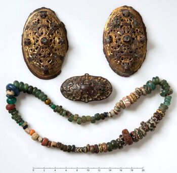 Noe som ofte skiller vikingtidselitens graver fra hverandre er hvilke statussymboler den gravlagte er sendt inn i det neste riket med. Denne type spenner og perler blir ofte tolket som kvinnelige statussymboler , mens utsmykkete våpen av en viss størrelse først og fremst er å finne i mannsgraver. Foto: Svein Skare/Universitetsmuseet i Bergen/ CC-BY-NC-ND