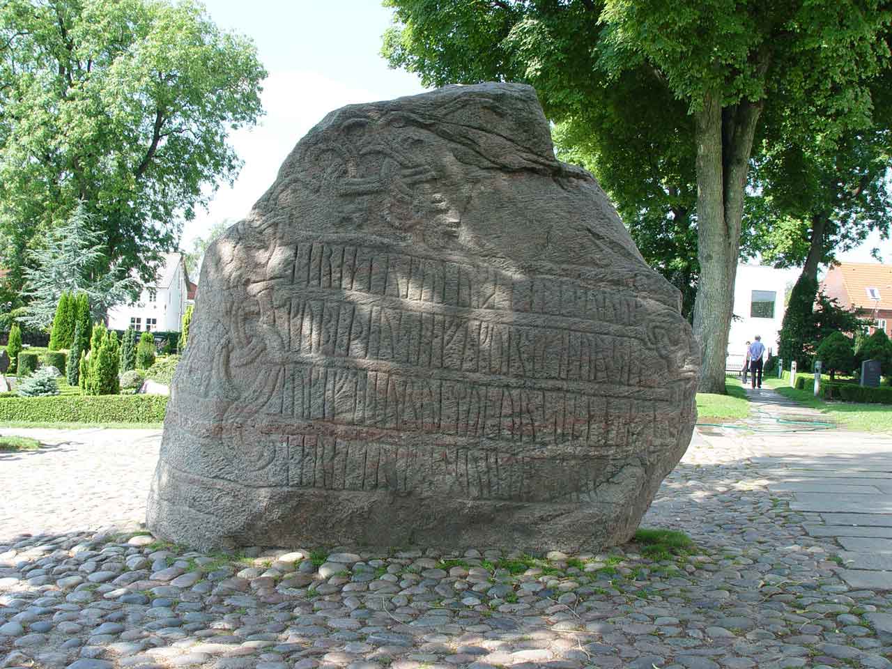 Jellingsteinen med runeinnskrift