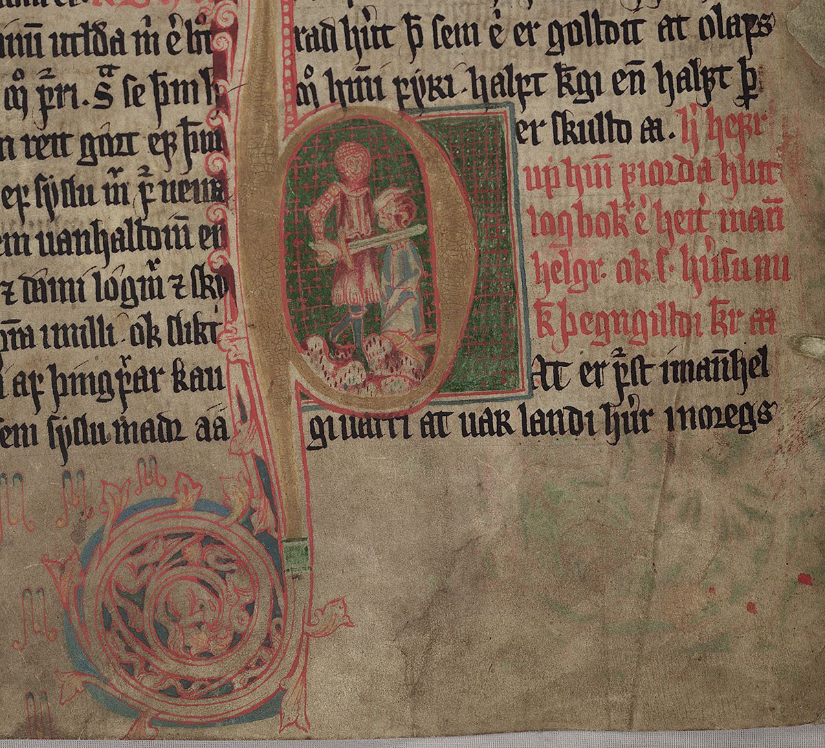 Manuskriptside med illustrasjon av et drap, sentrert. En stående mann fører sverdet inntil halsen på en knelende mann