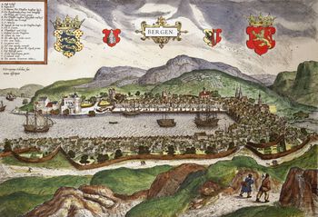 En kolorert versjon av Hieronymus Scholeus' bergensbilde fra om lag 1581. Dette er den tidligste illustrasjonen av Bergen vi kjenner til og gir oss muligens et innblikk i hvordan byen så ut i middelalderen . I firkanten øverst til venstre får vi forklaringer på hva vi ser på markerte steder i prospektet. Bergenhus festning, eller Das Schloss, som Scholeus kaller det, er listet øverst og markert i prospektet med bokstaven A. Om vi ser ekstra nøye etter kommer mange detaljer frem, blant annet kan vi se beitende dyr på hustakene. Foto: Billedsamlingen, Universitets­­biblioteket i Bergen