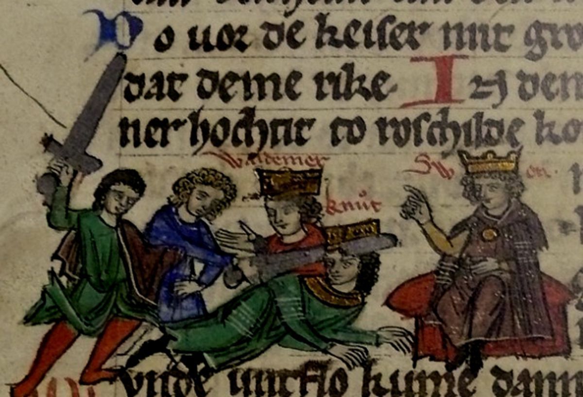 Manuskriptside. Illustrasjon av et kongemord: kongen hugges i hodet med et sverd, til høyre en annen konge som løfter pekefingeren