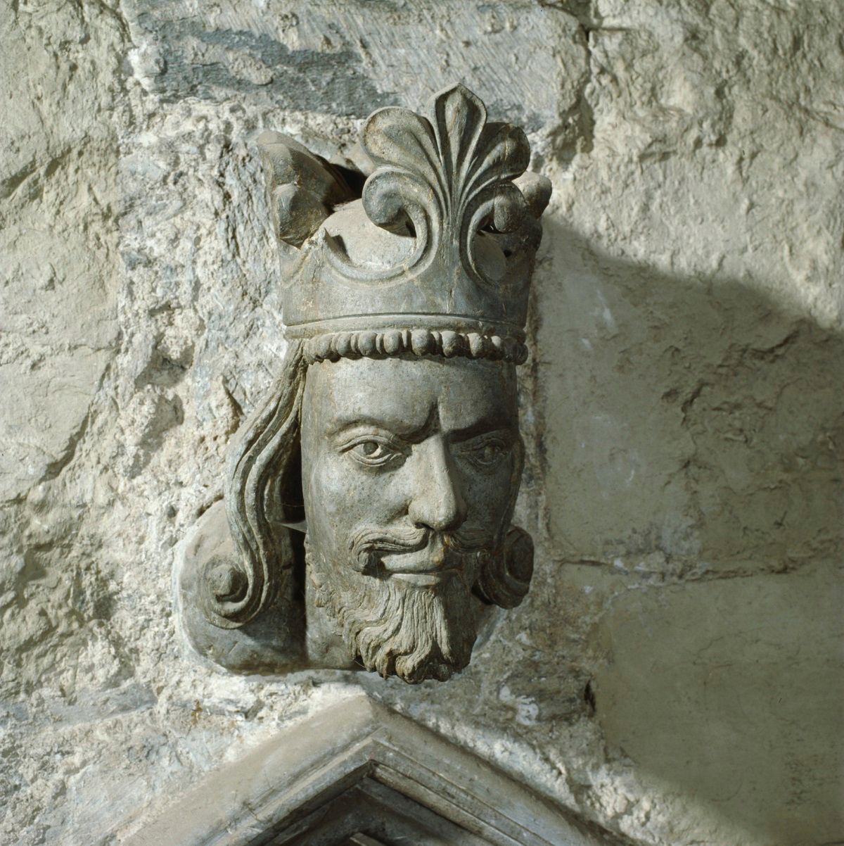 Fotografi av hodeskulptur som skal forestille Magnus Lagabøte, med krone.