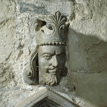 Denne skulpturen er en del av interiøret i Stavanger domkirke og skal være av kong Magnus 6 Håkonsson, også kjent som Magnus Lagabøte. Lagabøte betyr lovforbedrer, og navnet ble gitt kong Magnus fordi han sørget for gjennomføringen av ett av de mest omfattende lovgivingsarbeidene Norge har vært igjennom. Les mer om forbrytelse og straff i&amp;#160; middelalderen. Foto: Terje Tveit/Arkeologisk museum, Universitetet i Stavanger/ CC BY-NC-ND