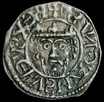 Adversen (forsiden) av en penning preget med kong Sverre Sigurdssons (1177–1202) portrett. Penningen var hovedmynten i det norske myntsystemet i middelalderen. Foto: Lill-Ann Chepstow-Lusty/Kulturhistorisk museum, UiO/ CC BY-SA 4