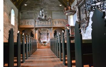 Kinn kirke med et lektorium i tre som viser de tolv disiplene. Les mer om de første kirkene i Norge .&amp;#160;