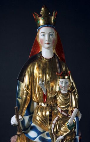 Gjennom middelalderen var helgener fysisk tilstede som vakre statuer i kirkerommet .&amp;#160;Her ser vi madonna fra Hedalen ca.1230-40. Foto: Eirik Irgens Johnsen/ Kulturhistorisk museum, Universitetet i Oslo.&amp;#160; CC BY-SA 4.0