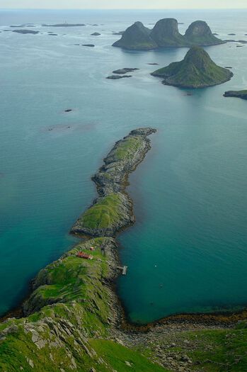 Her er utsikten fra Storfjellet på Røst i Lofoten. Ved en av Røsts 365 øyer strandet en italiensk skipper i 1432.&amp;#160;Beretningen hans&amp;#160;gir et unikt blikk på nordnorske fiskersamfunn, som var tett integrert i europeiske handelsnettverk . Foto: Erlend Haarberg/NN/Sam­foto/NTB Scanpix