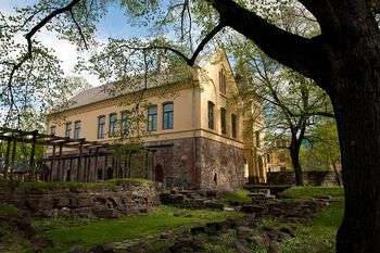 Olavsklosteret var et dominikanerkloster som stod ved siden av Hallvardskirken i Oslo i middelalderen. Klosteret ble konstruert i løpet av 1200-tallet og bygget om i flere omganger før 1350. Etter reformasjonen flyttet biskopen inn i øst­fløyen, mens nordfløyen ble katedralskole. Selve kirken, sørfløyen, ble revet. I 1883–1884 ble den nye bispeboligen reist på ruinene av Olavsklosteret. Les om kirken og kristendommen i Norge mellom svartedauden og reformasjonen . Svein Erik Dahl/Samfoto/NTB scanpix