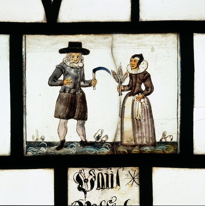 Glassmaleri som viser et bondepar: mannen står med ljå og kvinnen med avlingen i hånda. Utrykk for tilfredshet ved smil