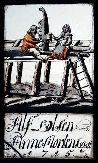 Sagbruk kunne gi gode inntekter for en bondefamilie og for staten . Dette glassmaleriet fra 1715 viser en mann som filer et sagblad i en oppgangssag, og en kvinne som gir ham et krus. Foto: Historisk museum, Bergen