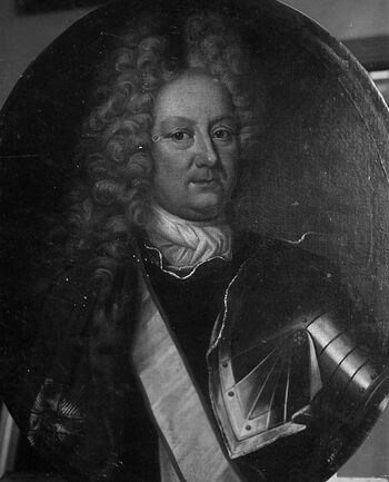 Portrettmaleri av Caspar Herman Hausmann (1653–1718). Hausmann var embetsmannsønn, født i Holstein og skulle i løpet av sin karriere fungere som både offiser, trelasthandler, skipsreder og godseier. Gjennom sitt ekteskap med Karen Nielsdatter Toller (1662–1742) arvet Hausmann store godseiendommer, blant annet Bispegården i Oslo, flere sagbruk og store formuer. Porterttkunstneren er ukjent. Digitalisering: Riksantikvaren