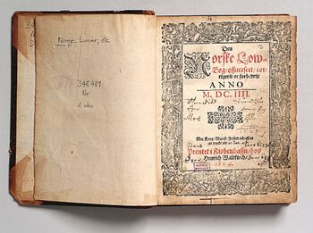Magnus Lagabøtes landslov fra 1270-årene var skrevet på norrønt, og var på 1500-tallet&amp;#160;uforståelig for de fleste. Så kom Kong Christian den fjerdes norske Lovbog, en&amp;#160;dansk oversettelse godkjent av kongen.&amp;#160;Bildet viser&amp;#160;en original utgivelse av lovboken. Les mer om utviklingen av lover i&amp;#160;Norge i tidlig-moderne tid .&amp;#160;Foto: Riksarkivet