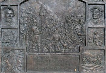 I 1990 ble det reist en minnestein etter bondeopprøret i 1540 ved Hjartdal kirke. Årsaken til at bøndene gjorde opprør var at de ble pålagt pliktarbeid og andre byrder ved det nye bergverket i Gullnes . Det var ved prestegården i Hjartdal de siste&amp;#160;scenene i opprøret utspilte&amp;#160;seg. Fem av opprørslederne ble henrettet her og&amp;#160;en sjette ble dømt til å være bøddel.&amp;#160;Relieffet viser hendelser fra opprøret og er&amp;#160;laget av kunstneren Kari Buen. Foto: Dag Aanderaa, Hjartdal historielag