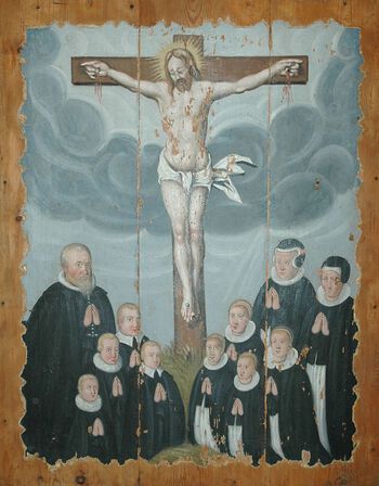 Fra 1123 av forbød kirken i Roma prester å inngå ekteskap, men sølibatet ble aldri gjennomført i Norge. Her er et epitafium som viser en prest og hans familie. Minnetavlen er fra Melhus i Sør-Trøndelag og er sannsynligvis laget en gang mot slutten av 1600-tallet, da hodelin, krave og drakt var vanlig antrekk for gifte kvinner. Les mer om ekteskapet som sosial institusjon i Norge i tidlig-moderne tid . Foto: NTNU Vitenskapsmuseet/ CC BY-SA 4.0
