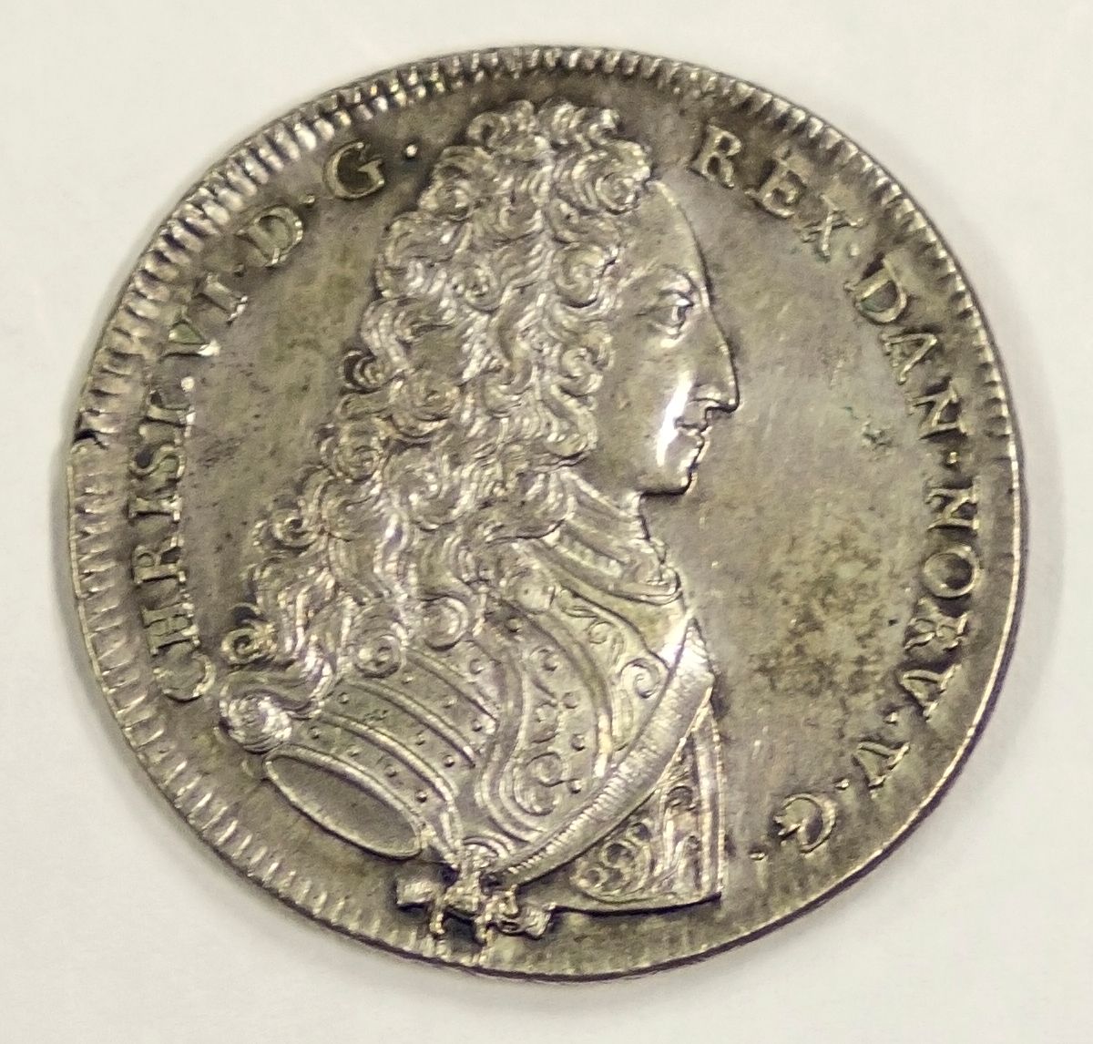 Fotografi av riksdaler: sølvmynt. Portrett av Christian VI. Skrift: "Christian VI D.G. Rex Dan-Norv. V.G." 