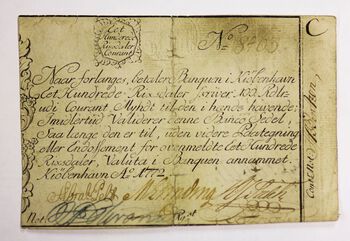Norge fikk pengesedler først i 1737. Dette er en seddel med verdien&amp;#160;100 riksdaler kurant fra 1772. Les mer om penger og finanssystemet på 1700-tallet . Foto: Norges Bank