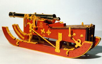 Dette er&amp;#160;en&amp;#160;3-punder-kanon på sledelavett fra&amp;#160;1758. Militæretvesenet kostet: Mellom 1760 og 1779 gikk 70–80 prosent av statsutgiftene til militæret. Les mer om den dansk-norske militærstaten .&amp;#160;Foto: Forsvarsmuseet