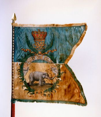 Sønnenfjeldske dragon-regiments fane med Frederik IVs våpenskjold. Over elefanten står det: «Jeg agter dem for Intet». Les om den dansk-norske militærstaten . Foto: Forsvarsmuseet