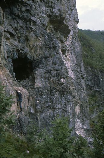 Gruveinngangene&amp;#160;ved Årdal kobberverk i Sogn&amp;#160;lå høyt over bakken og gjorde det krevende å&amp;#160;utvinne kobberet.&amp;#160;Les om gruvedriften,&amp;#160;dens&amp;#160;oppturer og nedturer, og den geologiske forståelsen i tidlig-moderne tid .&amp;#160;Foto: B.I. Berg/Norsk Bergverksmuseum&amp;#160;
