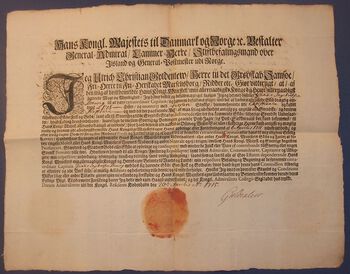 Dette er et kaperbrev utstedt av generaladmiral Christian Gyldenløve i 1715. Slike brev ga private handelsskip lov til å kapre fiendtlige skip. Les om kaperfarten under den store nordiske krig . Foto: Rigsarkivet, København