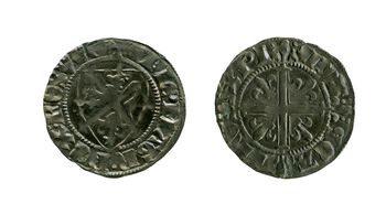 Over 1800 mynter som denne, en falsk penning, ble funnet i Kalfarlien i Bergen i 1910. Myntene ble preget ca. 1285–1290. Les om falskmyntnere i&amp;#160;norsk historie .&amp;#160;Foto: Ann Christine Eek/Kulturhistorisk museum, UiO