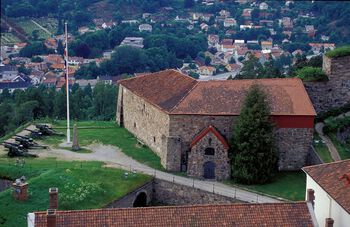 Ved Fredriksten festning i Halden falt den svenske kongen Karl 12., og dermed ble den andre svenske invasjonen&amp;#160;av Norge under den store nordiske krig gitt opp. Les om&amp;#160; de svenske invasjonene&amp;#160;av&amp;#160;Norge i 1716 og 1718 .&amp;#160;Foto: Forsvarsbygg