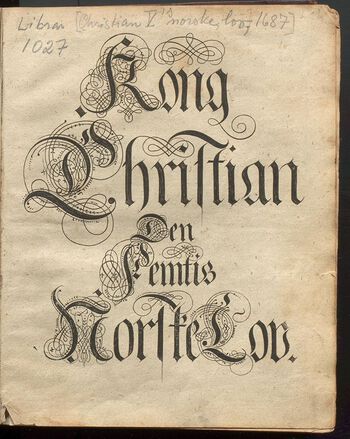 Dette er tittelsiden til «Kong Christian den femtis norske Lov» fra 1687. Loven foreskrev blant annet dødsstraff for homofil omgang. Les om rettsforfølgelsen av homoseksualitet i Norge før 1842 . Foto: Manuskript- og librarsamlingen, Universitetsbiblioteket i Bergen
