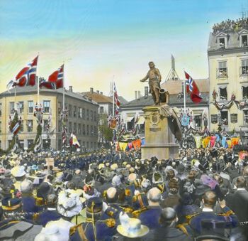 Dette er et håndkolorert foto fra avdukingen av Axels Enders statue av Tordenskiold på Tordenskiolds plass i Oslo i 1901. På denne plassen&amp;#160;ble Oslos rådhus senere bygget,&amp;#160;og statuen står nå på Rådhusplassen. Oppmøtet og dekorasjonene i gatebildet gir oss en pekepinn på Tordenskiolds popularitet nesten 200 år etter hans død. Les mer om rabagasten og geniet Peter Wessel Tordenskiold .&amp;#160;Foto: Anders Beer Wilse/DEXTRA Photo/ CC BY-SA