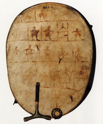 Reindriftsamen Anders Poulsen ble i 1692 tiltalt for å ha brukt denne&amp;#160;runebommen med slaghammer og ringv, også kalt viser. Trommen er i dag i oppbevaring ved De Samiske Samlinger i Karasjok. De fleste runebommene ble brent eller destruert på annet vis av kristne misjonærer utover 1700- og 1800-tallet. Vi kjenner kun til tre&amp;#160; komplette originaltrommer fra Norge fra tidligmoderne tid og denne er den eldste. Les mer om runebommen og rettsaken .&amp;#160;Foto: De Samiske Samlinger i Karasjok, Sámiid Vuorká-Dávvirat