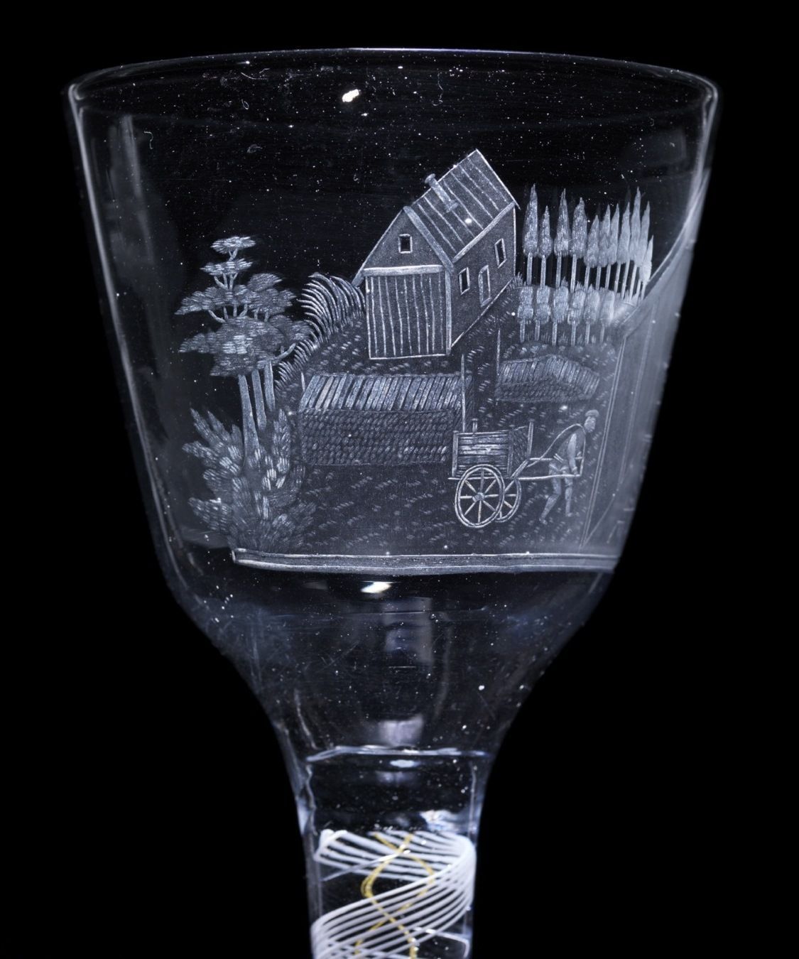Dette glasset er produsert ved Nøstetangen i 1771 og er del av en serie på 24 glass som viste ulike typer næringslivs­virksomhet. På dette glasset er det glassproduksjon som presenteres. Gravør: Villas Vinter. Bilde 1 av 4. Foto: Nasjonalmuseet/­CC BY-NC
