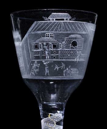 Dette glasset er produsert ved Nøstetangen i 1771 og er del av en serie på 24 glass som viste ulike typer næringslivs­virksomhet. På dette glasset er det glassproduksjon som presenteres. Gravør: Villas Vinter. Bilde 2 av 4. Foto: Nasjonalmuseet/­ CC BY-NC