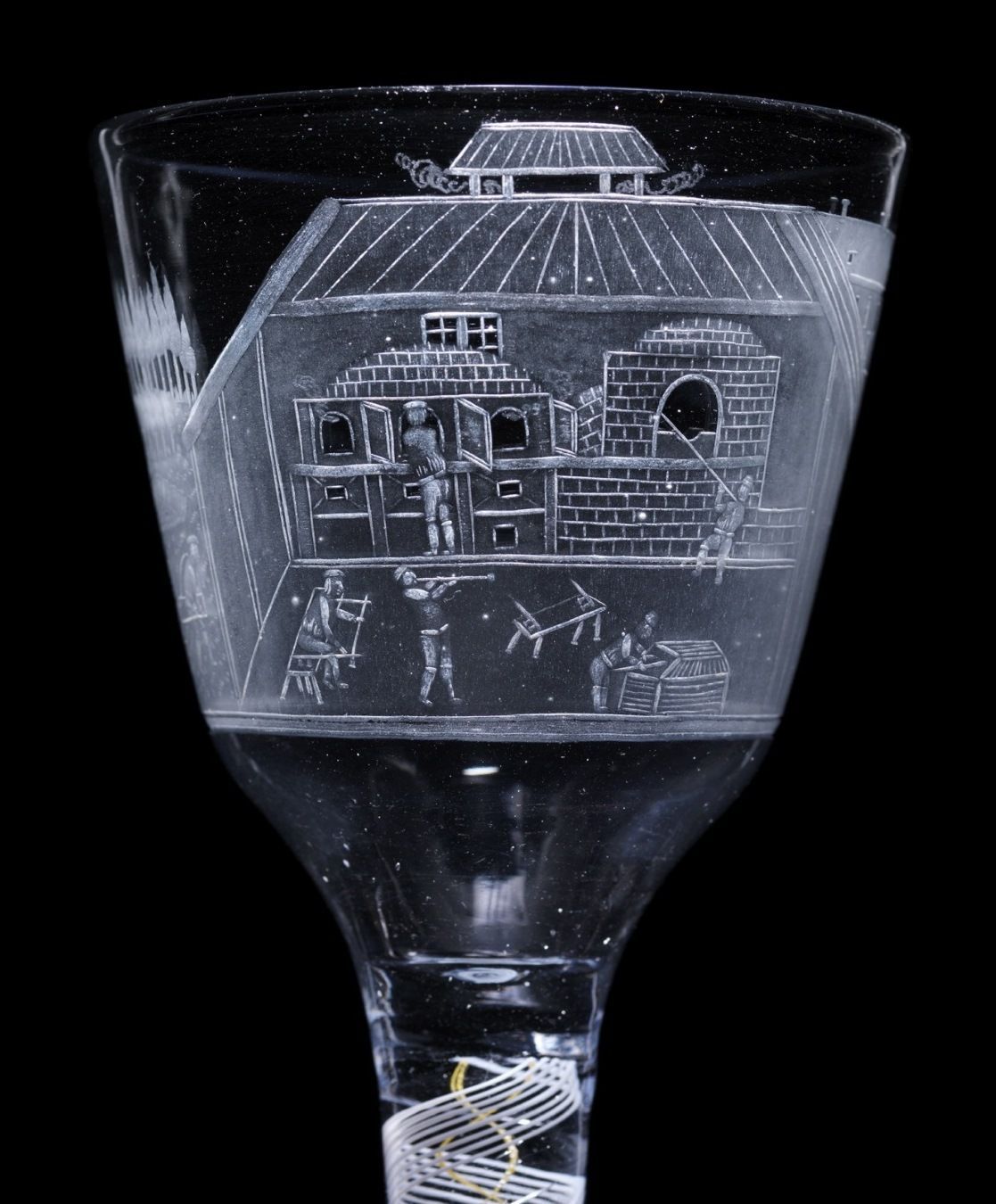 Dette glasset er produsert ved Nøstetangen i 1771 og er del av en serie på 24 glass som viste ulike typer næringslivs­virksomhet. På dette glasset er det glassproduksjon som presenteres. Gravør: Villas Vinter. Bilde 2 av 4. Foto: Nasjonalmuseet/­CC BY-NC