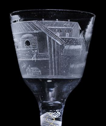Dette glasset er produsert ved Nøstetangen i 1771 og er del av en serie på 24 glass som viste ulike typer næringslivs­virksomhet. På dette glasset er det glassproduksjon som presenteres. Gravør: Villas Vinter. Bilde 3 av 4. Foto: Nasjonalmuseet/­ CC BY-NC