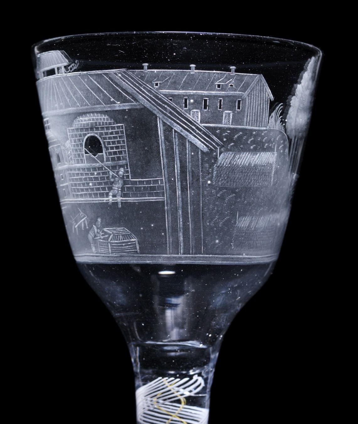 Dette glasset er produsert ved Nøstetangen i 1771 og er del av en serie på 24 glass som viste ulike typer næringslivs­virksomhet. På dette glasset er det glassproduksjon som presenteres. Gravør: Villas Vinter. Bilde 3 av 4. Foto: Nasjonalmuseet/­CC BY-NC