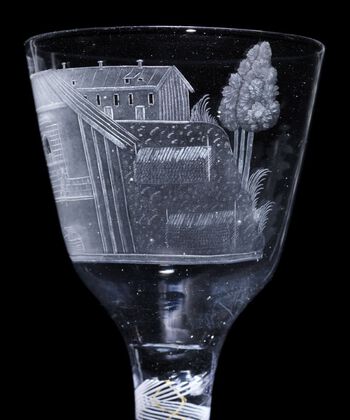 Dette glasset er produsert ved Nøstetangen i 1771 og er del av en serie på 24 glass som viste ulike typer næringslivs­virksomhet. På dette glasset er det glassproduksjon som presenteres. Gravør: Villas Vinter. Bilde 4 av 4. Foto: Nasjonalmuseet/­ CC BY-NC
